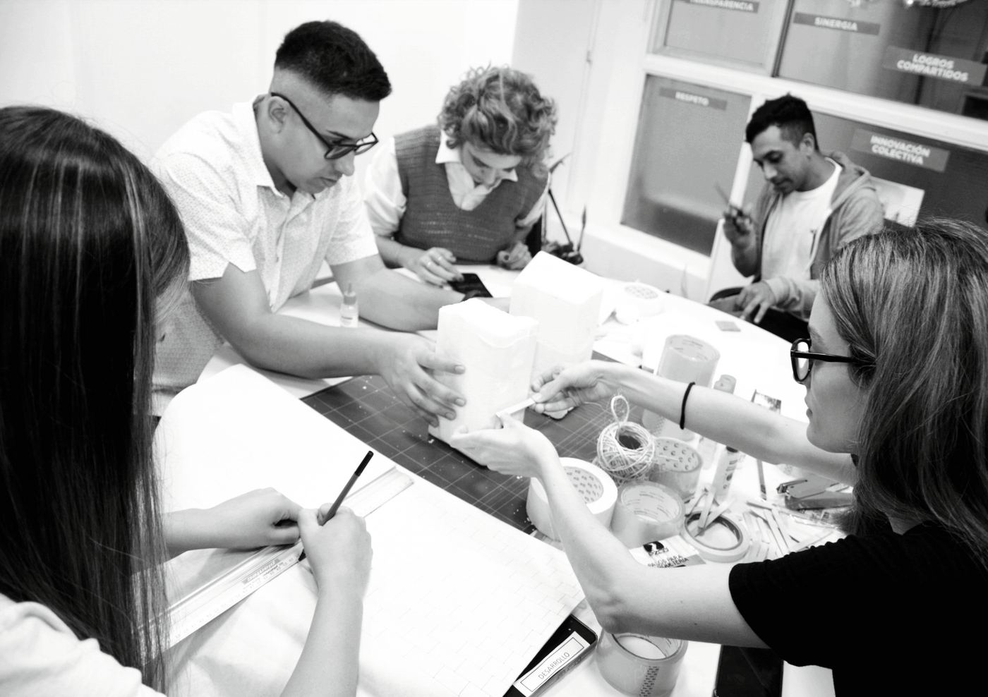 Equipo de CDT trabajando en un proyecto de software